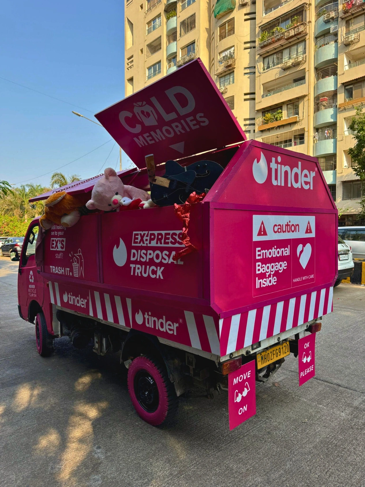 Camion rose Tinder à Mumbai avec slogan "Still holding on to your ex's stuff? Trash it" pour campagne de rupture et seconde main