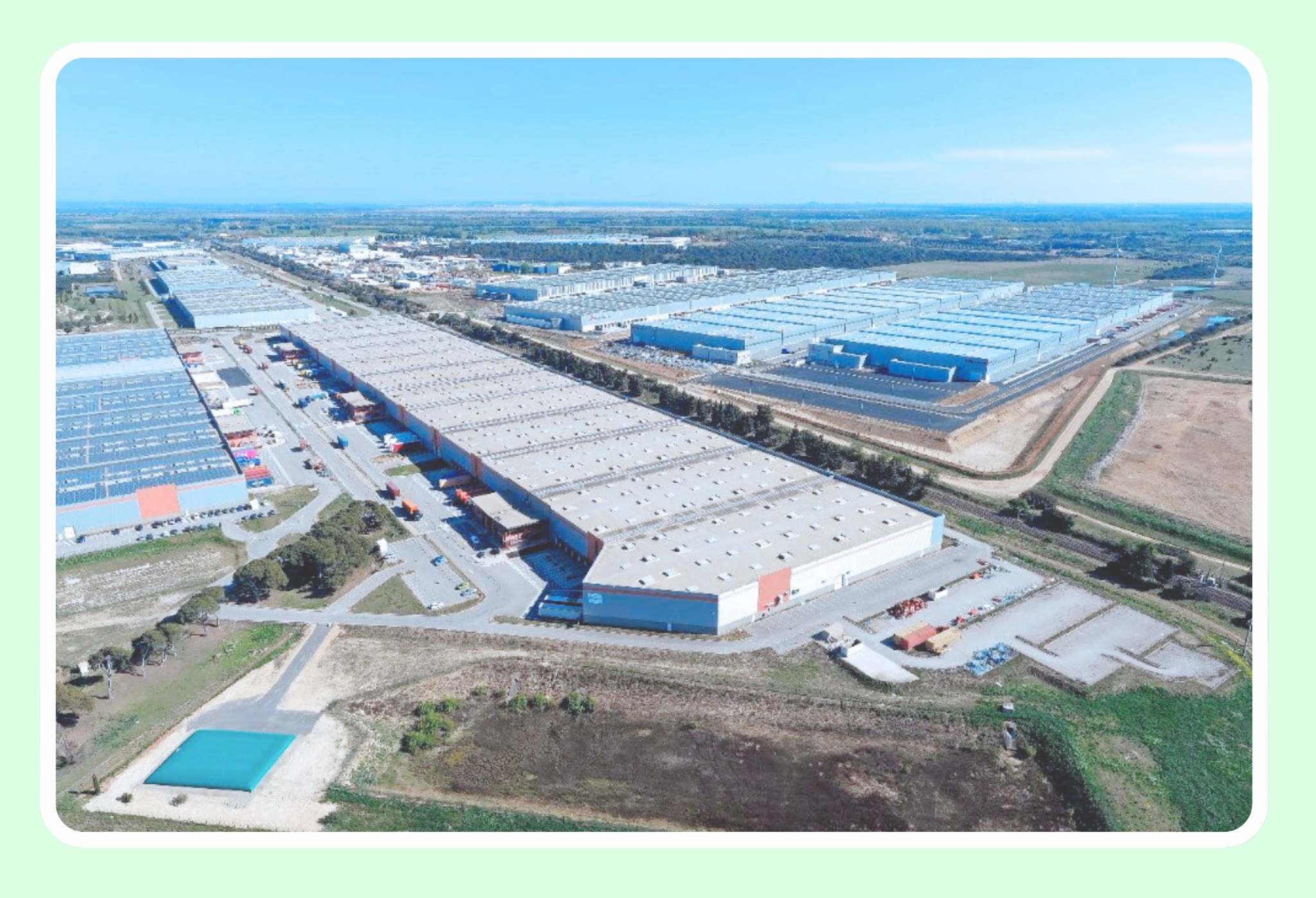 Centre logistique de Vinted Go à Saint-Martin-de-Crau, un site clé dans sa stratégie de déploiement de la seconde main en France.
