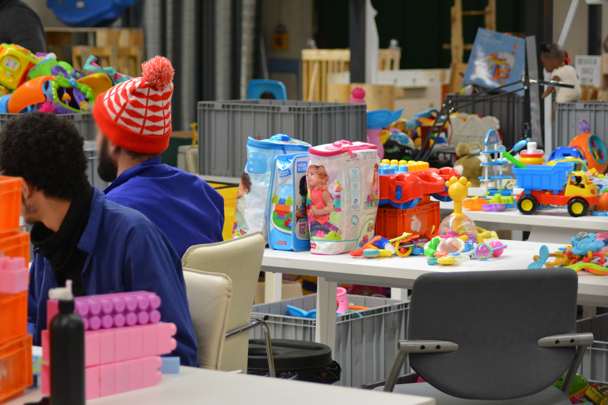 Atelier de jeux et jouets en prison, où les objets collectés sont triés, nettoyés et préparés pour une seconde vie.