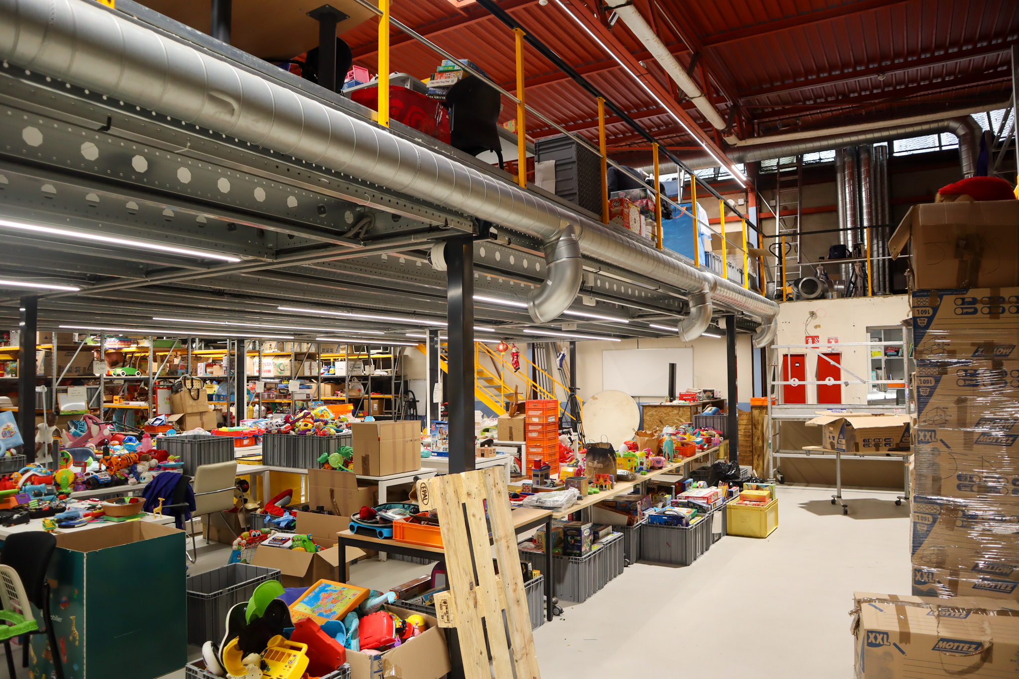 Vue d’ensemble de l’atelier Yoti, où sont triés, nettoyés et remis en état des jeux et jouets d’occasion.