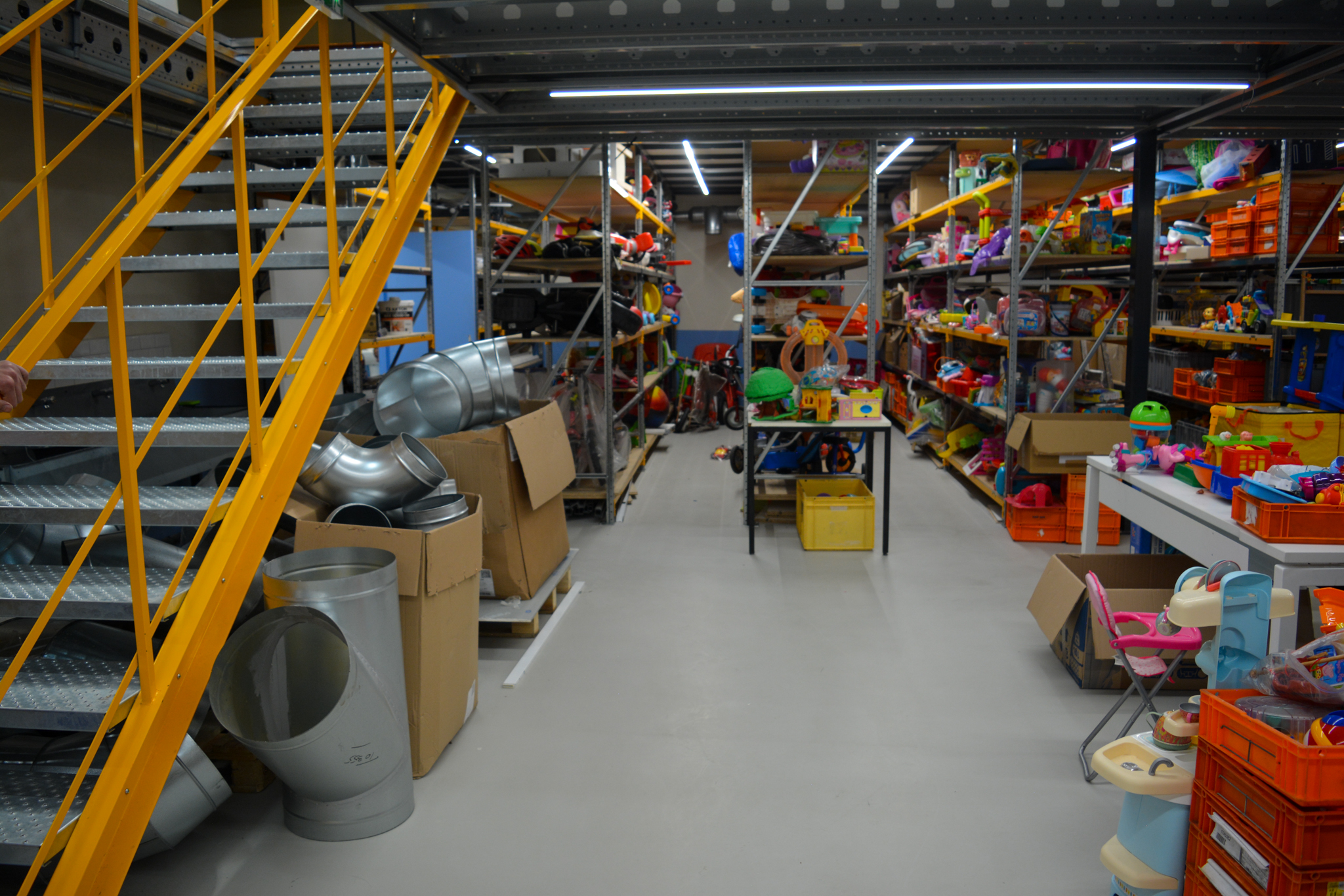 Rayonnages de jouets reconditionnés et de seconde main dans l’atelier Yoti de Bois-d’Arcy.