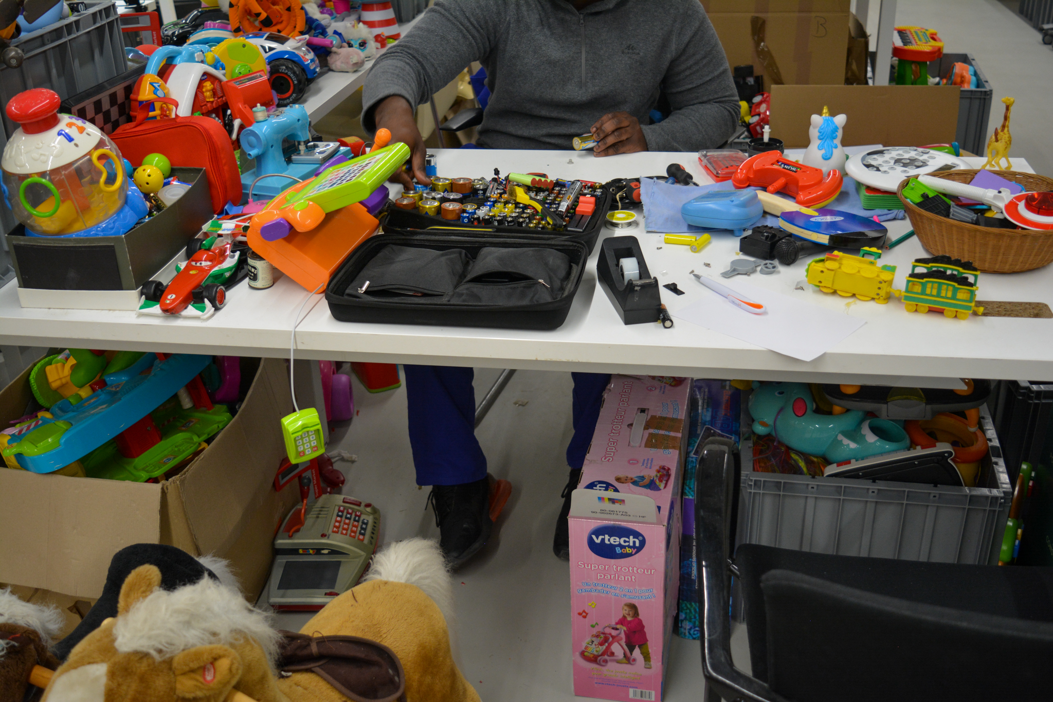 Espace de travail Yoti consacré au tri et au reconditionnement de jouets de seconde main en milieu carcéral.