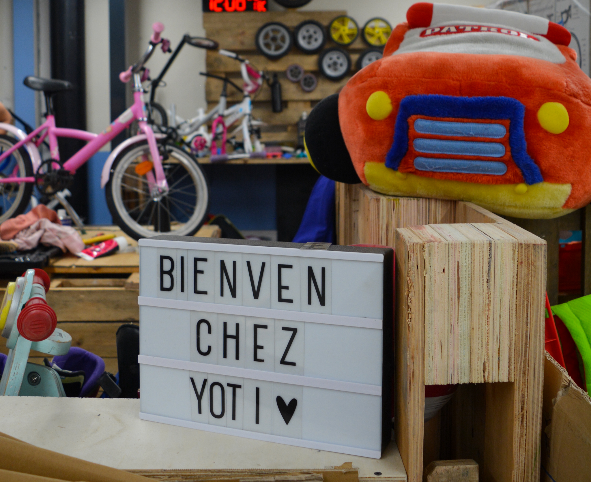Bienvenue chez Yoti : Chaîne de tri des jeux et jouets d’occasion chez Yoti, avec postes dédiés au classement, au contrôle et au reconditionnement.