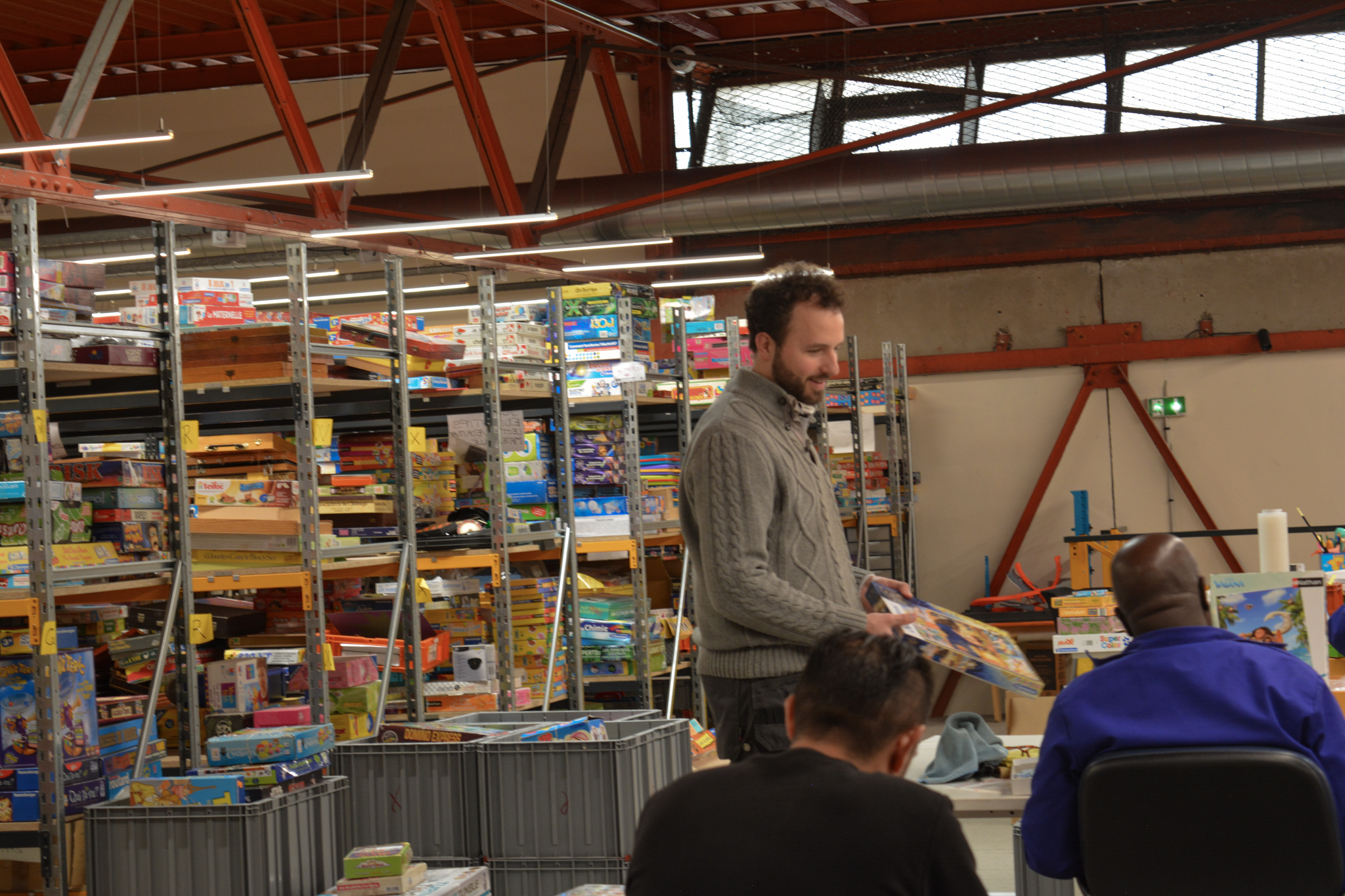 Jacques Grimont lors d’une visite dans l’atelier Yoti situé au sein du centre pénitentiaire de Bois-d’Arcy.