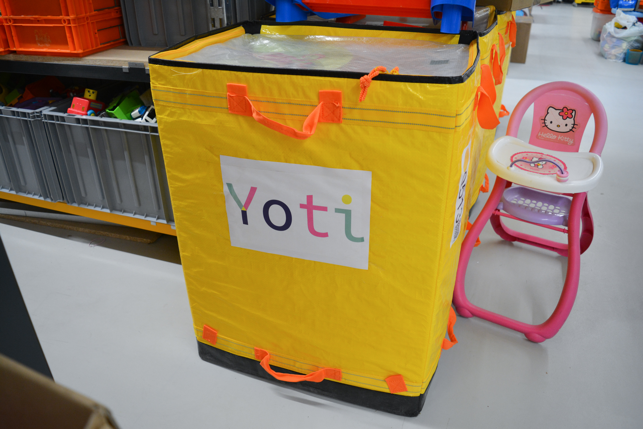 Sélection de jeux et jouets de seconde main traités par Yoti dans son atelier de reconditionnement.