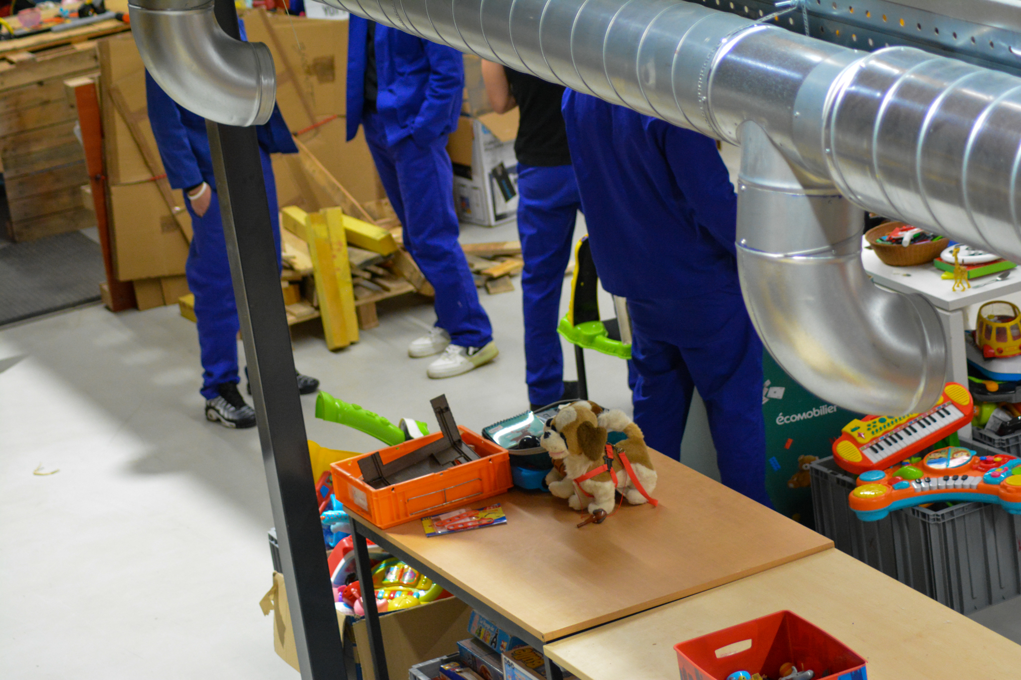 Atelier Yoti de reconditionnement de jeux et jouets en prison, entre tri, nettoyage, réparation et réemploi.