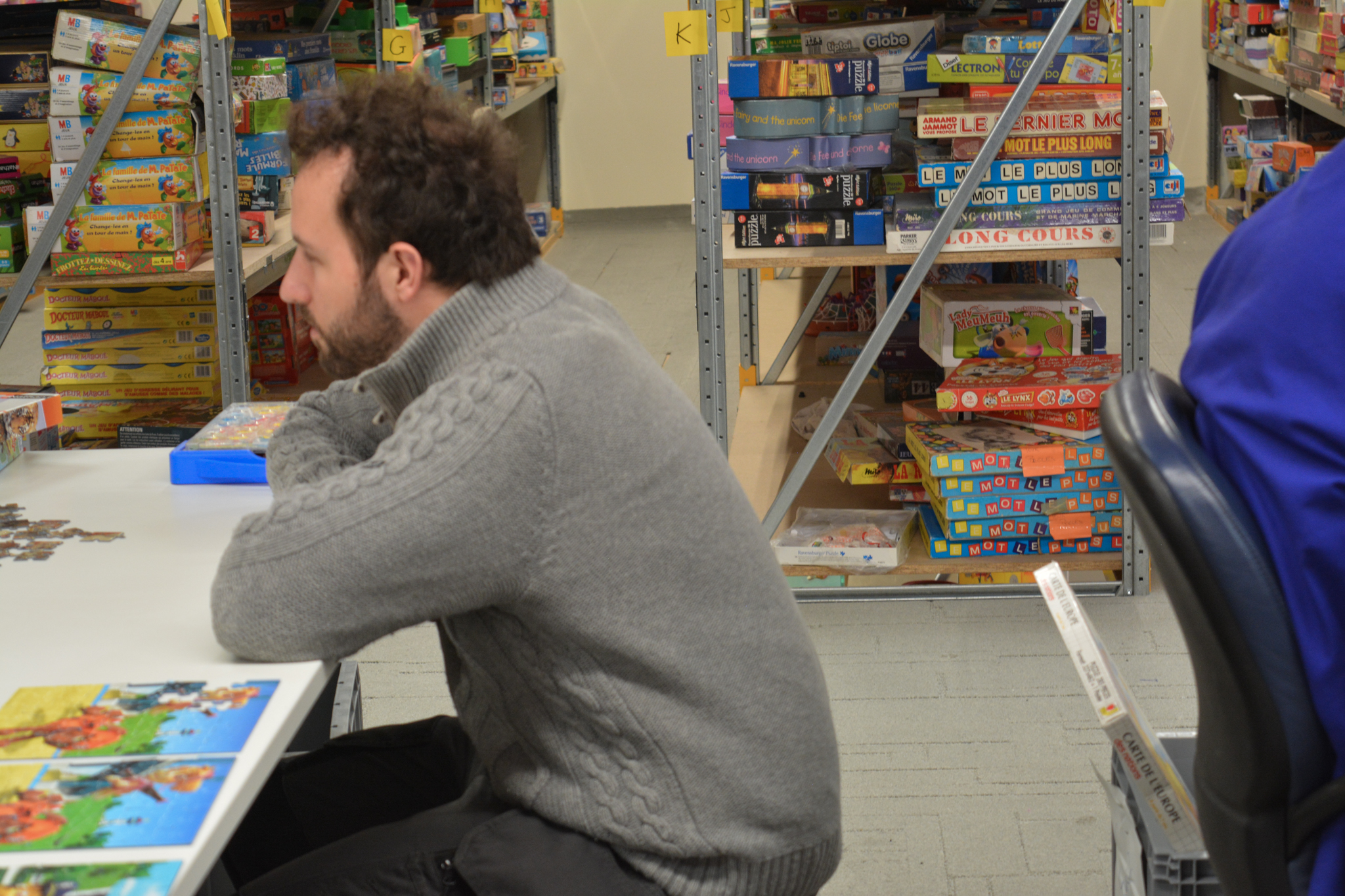 Jacques Grimont au milieu des jeux et jouets de seconde main reconditionnés dans l’atelier Yoti.