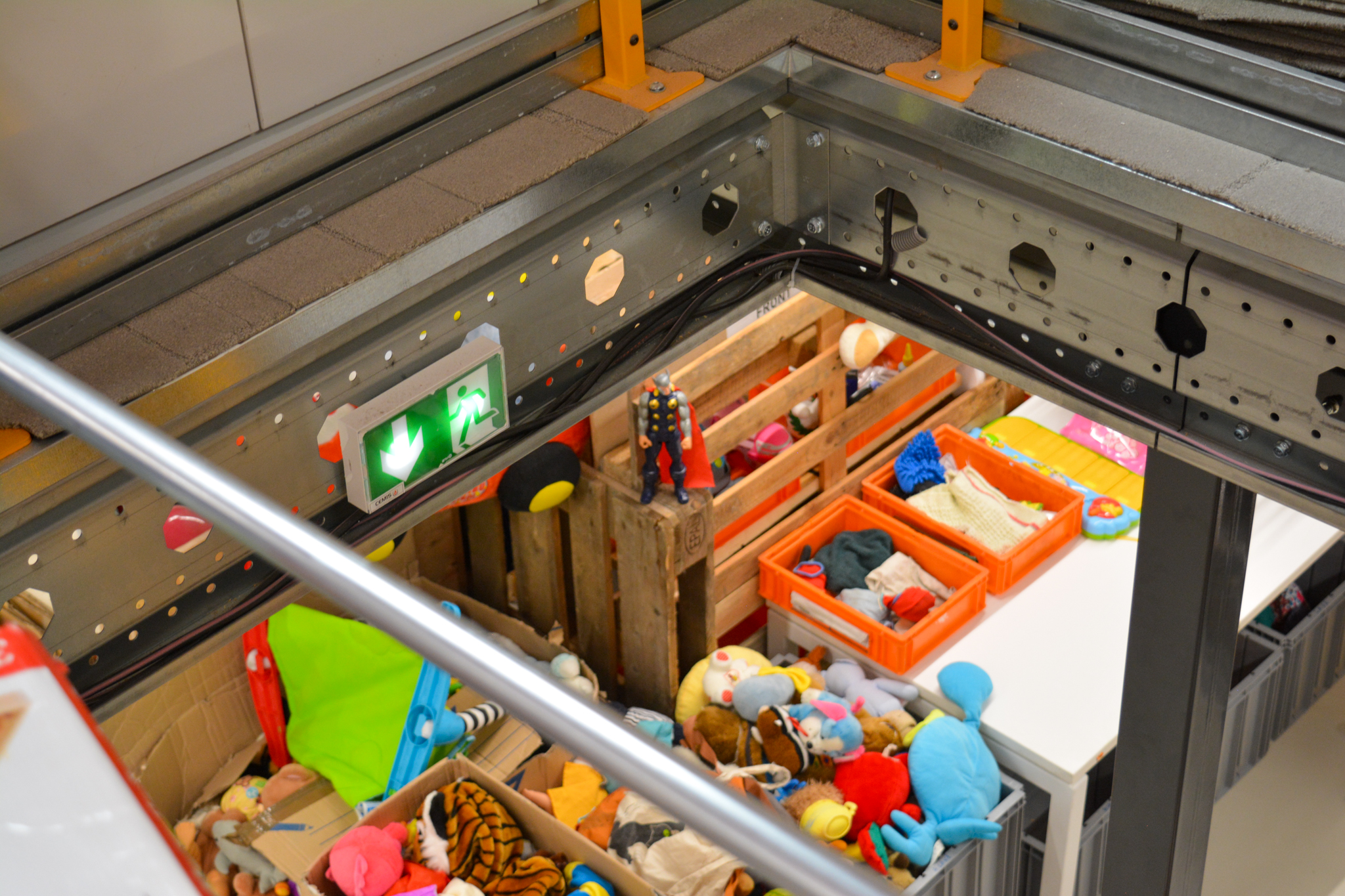 Vue de l’atelier Yoti en prison, spécialisé dans le tri, la réparation et le réemploi de jeux et jouets.