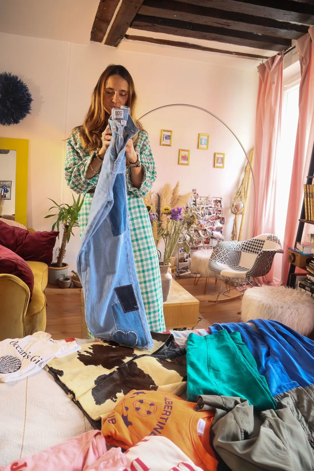 Margaux tenant un jean de seconde main