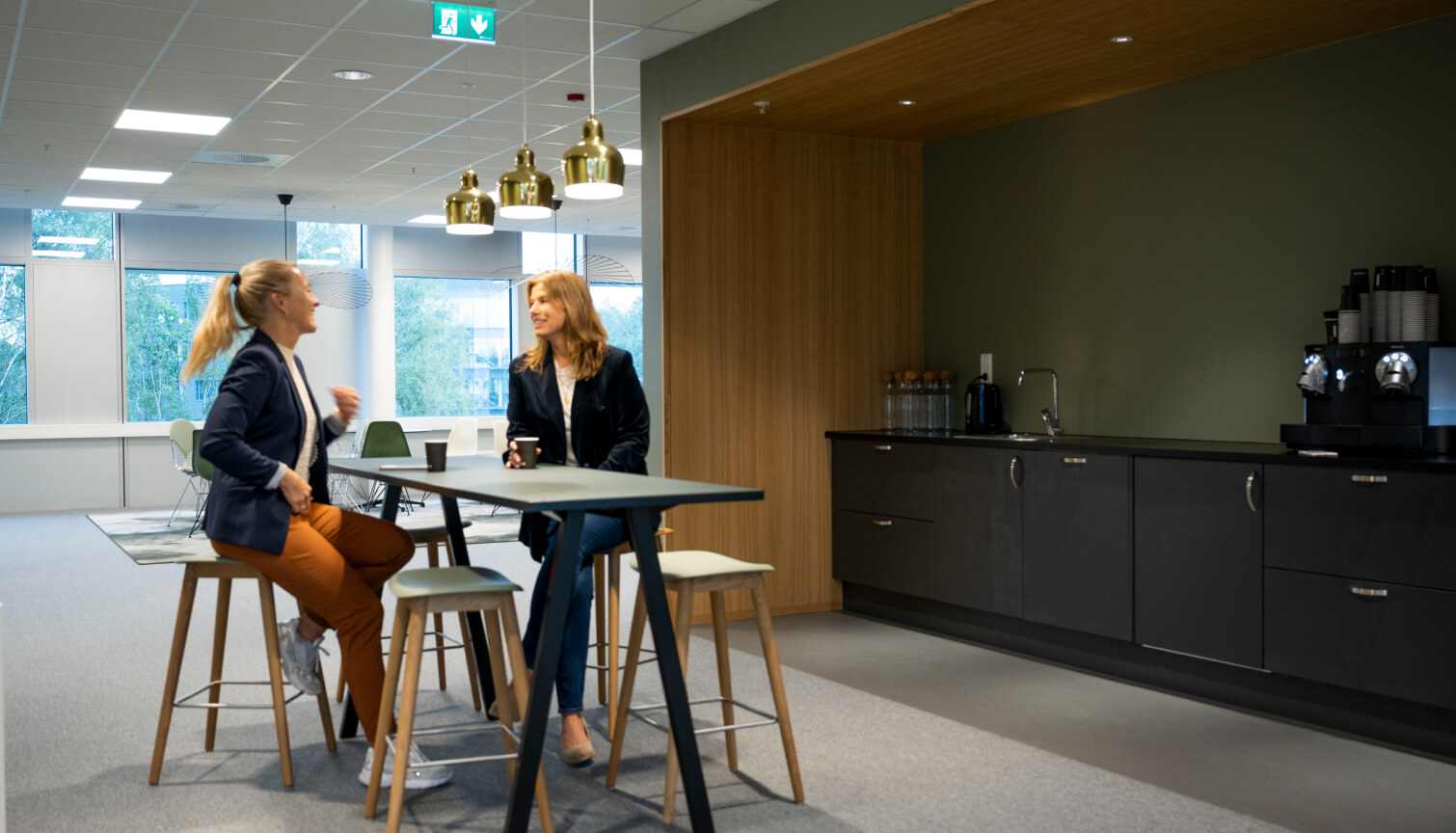 Bilde av to jenter i jobbantrekk på takterrasen hos Evolve.
