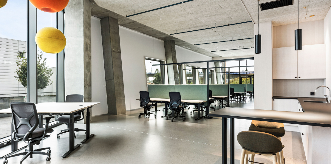 Moderne kjøkken og åpent fleksiblet kontor med god plass