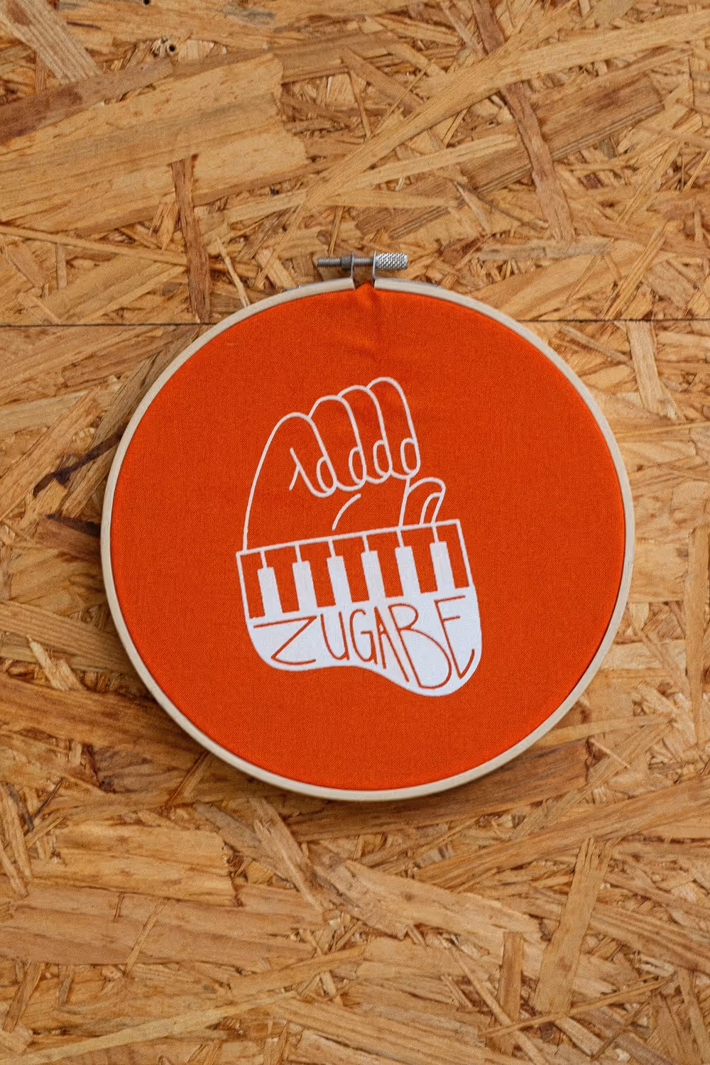 Ein bedruckter Siebdruckrahmen in Orange.