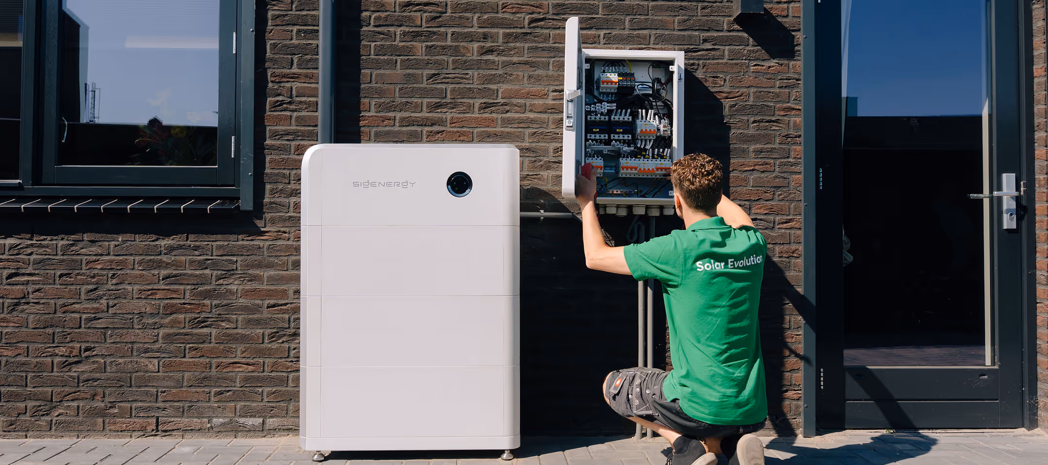 Solar evolution installateur bij een thuisbatterij installatie