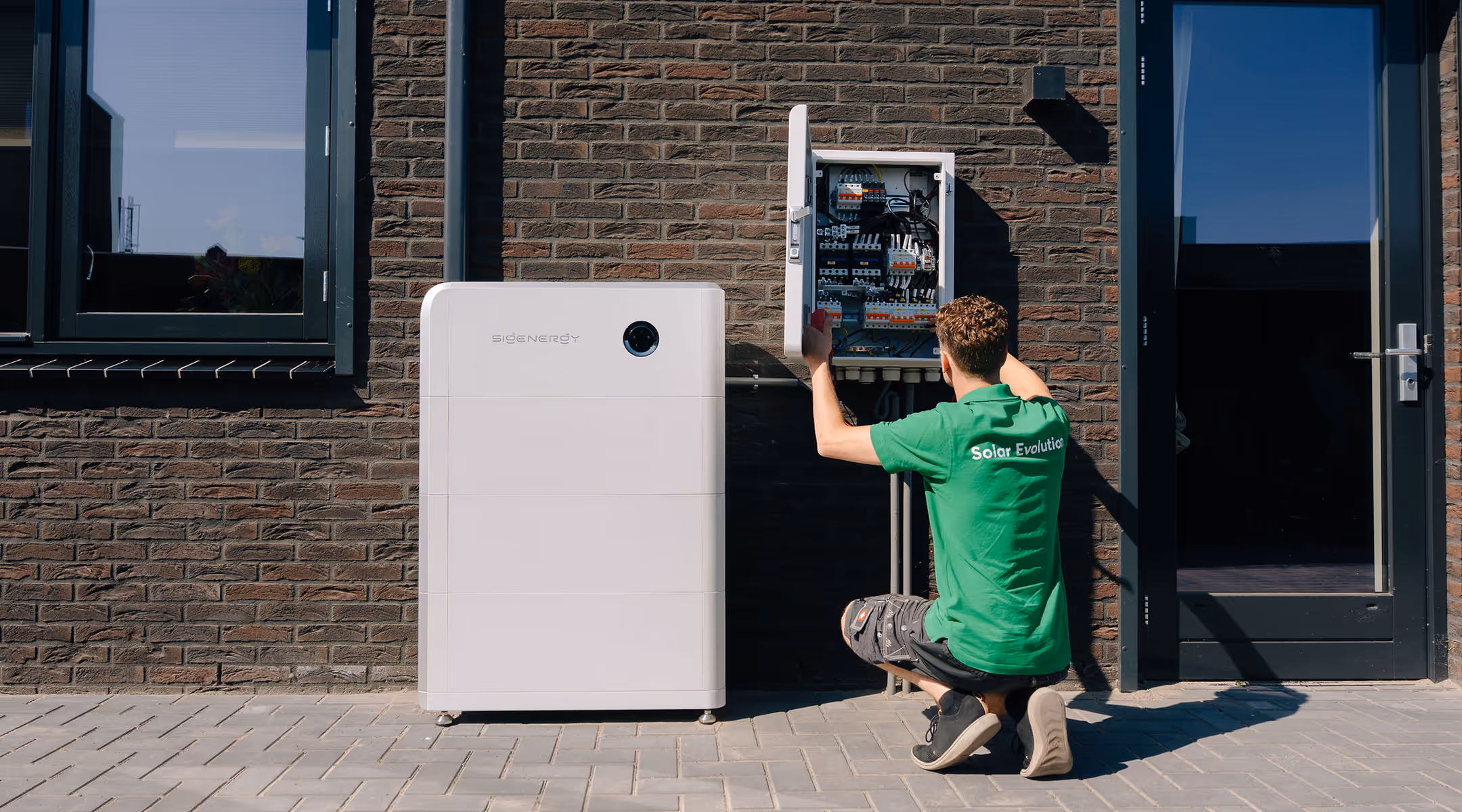 Solar Evolution installateur installeert een thuisbatterij