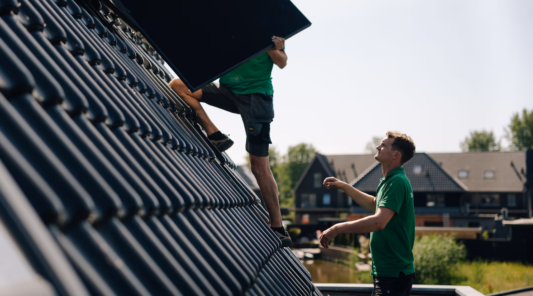 Solar Evolution installateur plaatsen een zonnepaneel op terug een dak