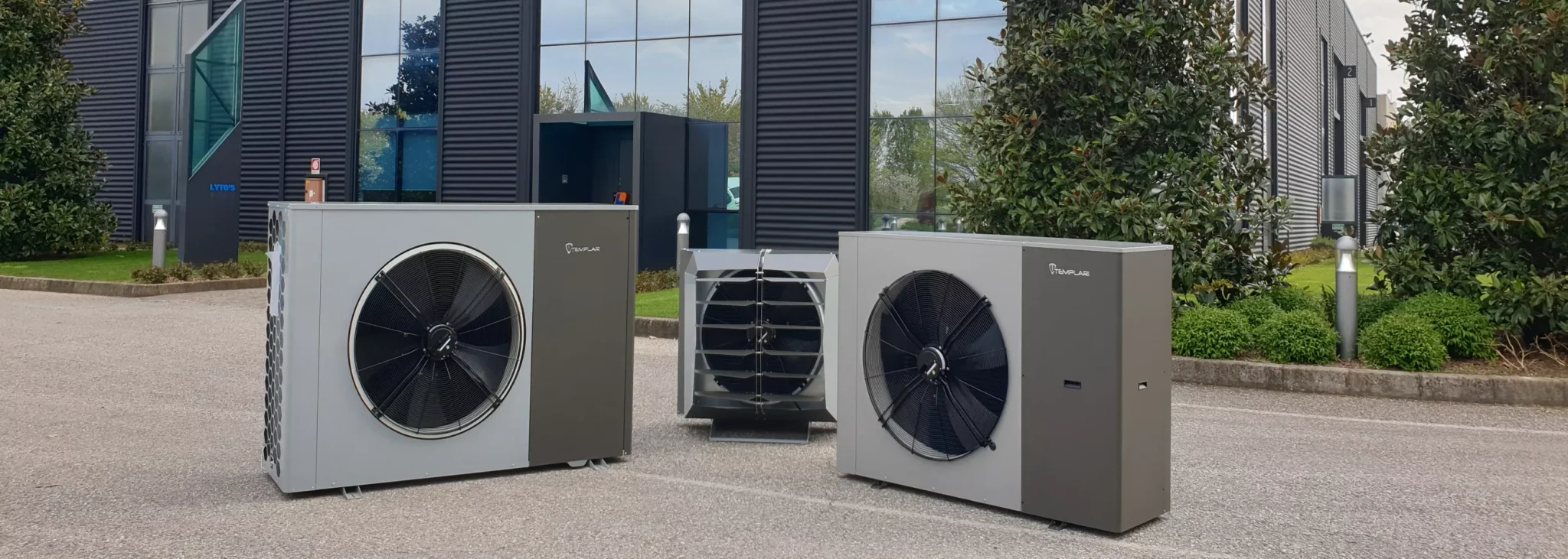 Buitenopstelling van KITA warmtepomp heaters voor industriële verwarming bij een bedrijfsgebouw.
