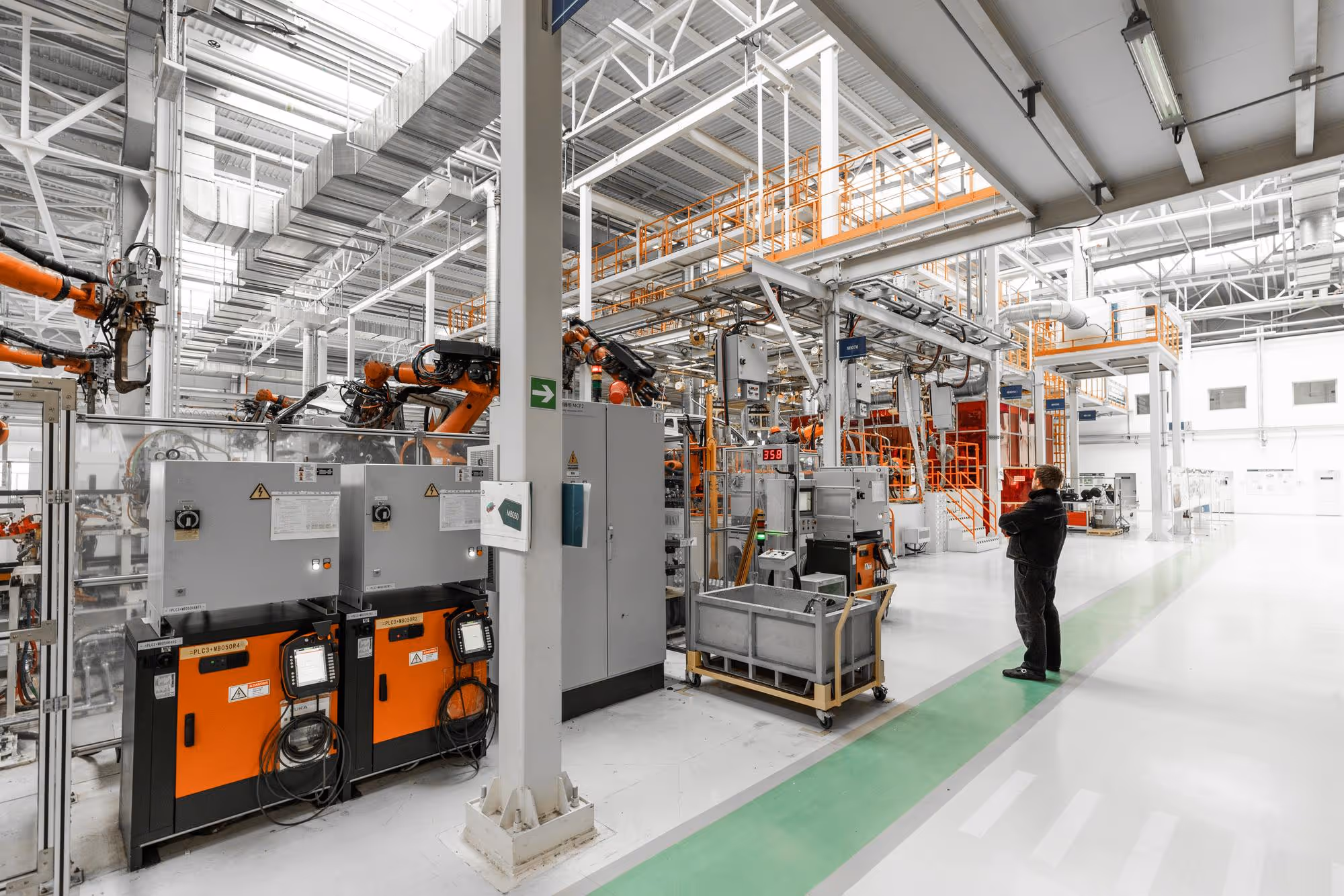 Productiehal met machines en installaties verwarmd door een industriële warmtepomp heater.