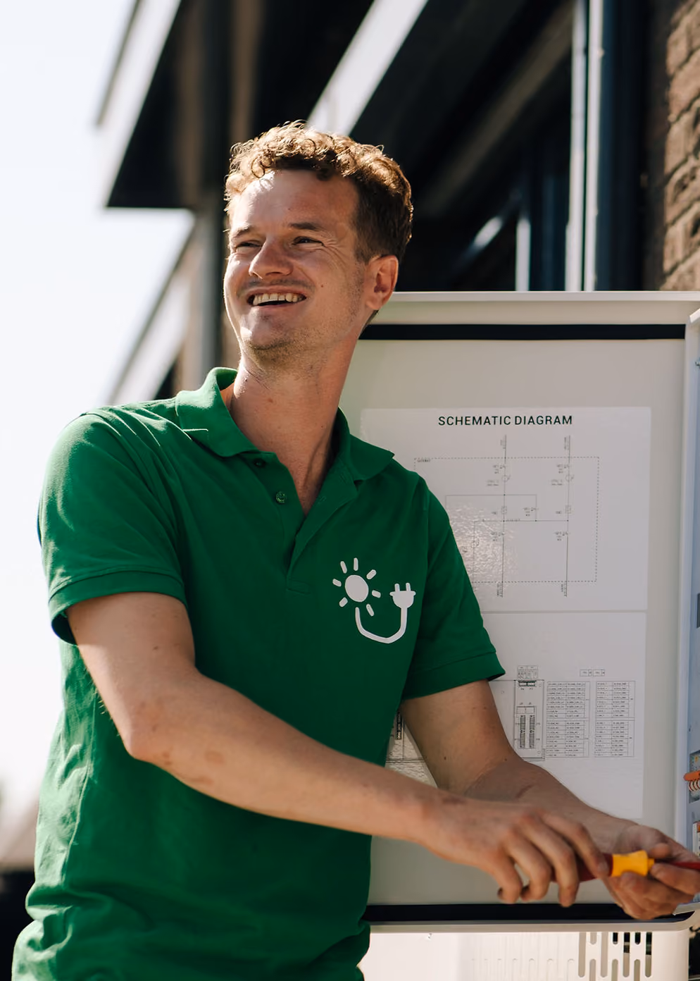 Monteur van Solar Evolution bij de installatie van een Sigenergy energiesysteem