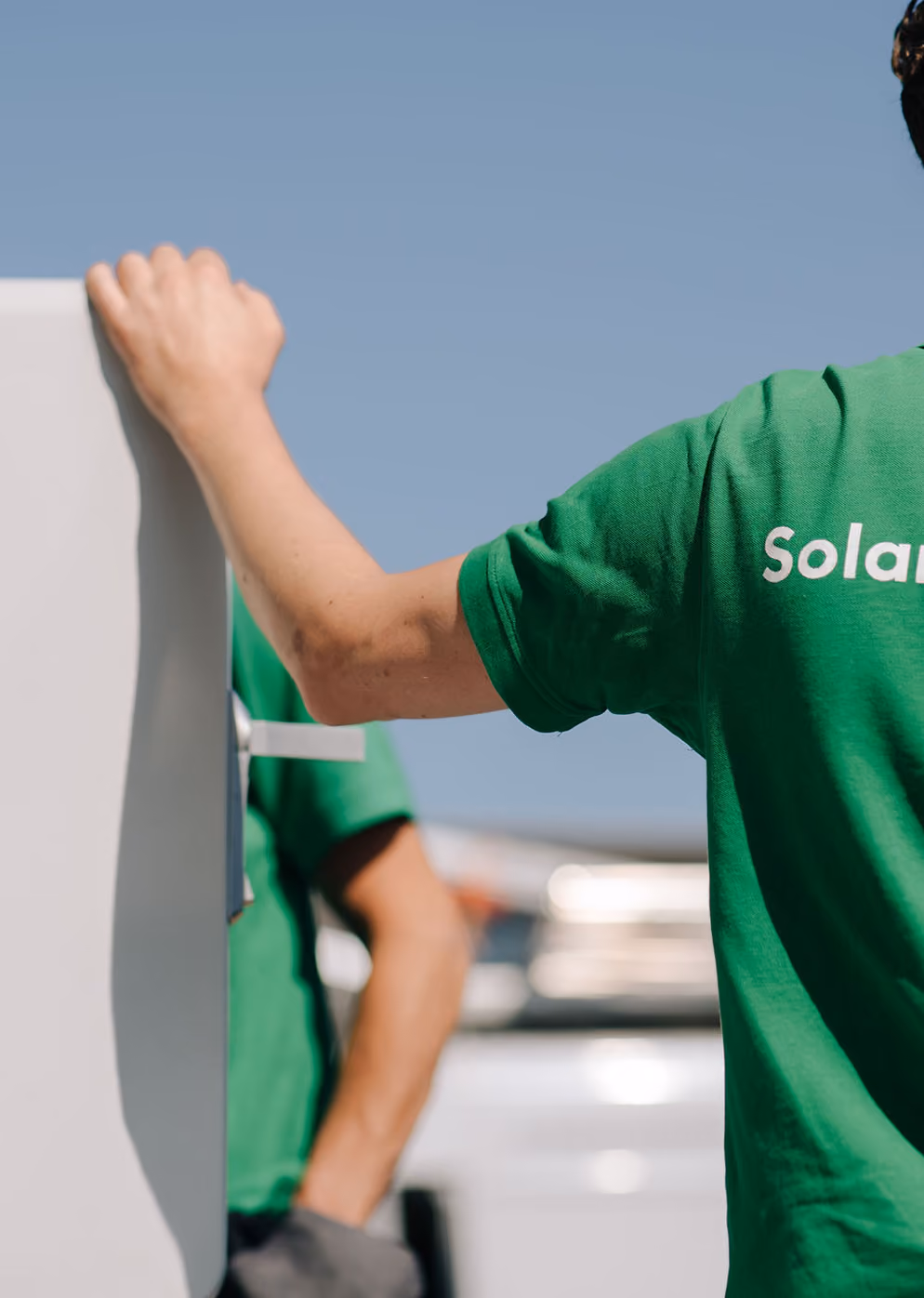 Monteur van Solar Evolution bij de installatie van een Sigenergy energiesysteem