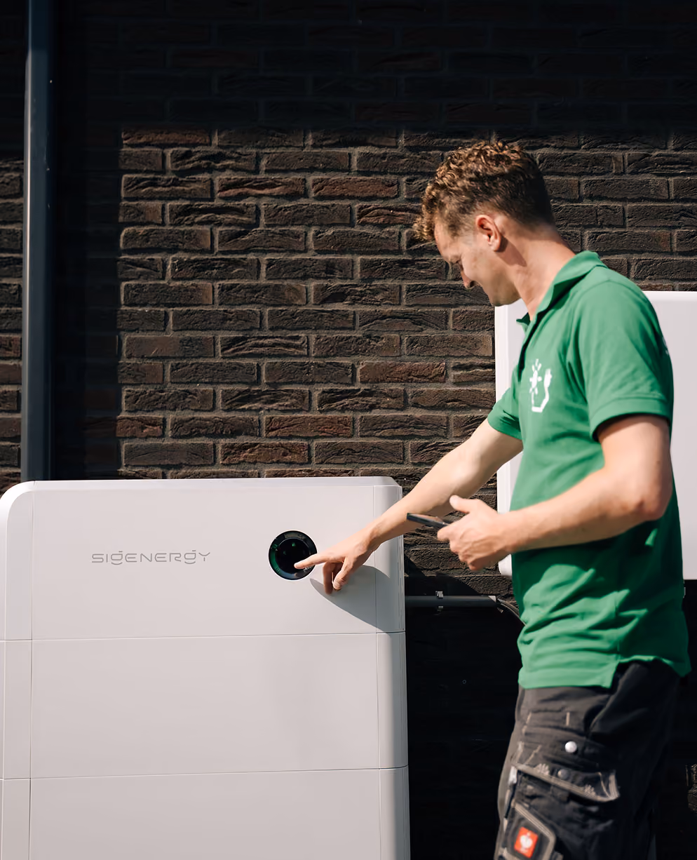 Monteur controleert Sigenergy SigenStor thuisbatterij tijdens installatie