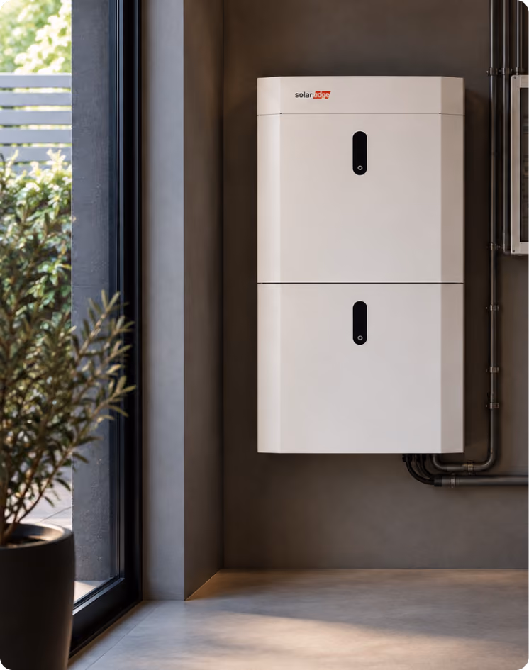SolarEdge Home Battery modulair geïnstalleerd aan de wand van een moderne woning