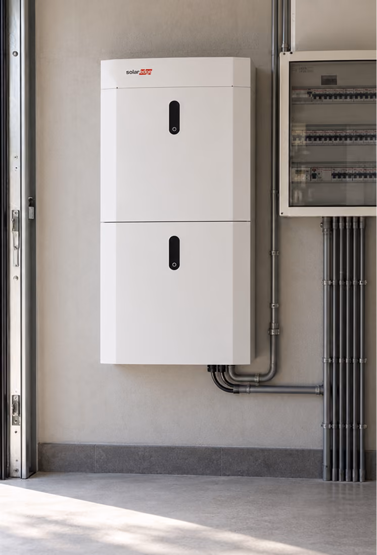 SolarEdge Home Battery met groepenkast en bekabeling in een garage