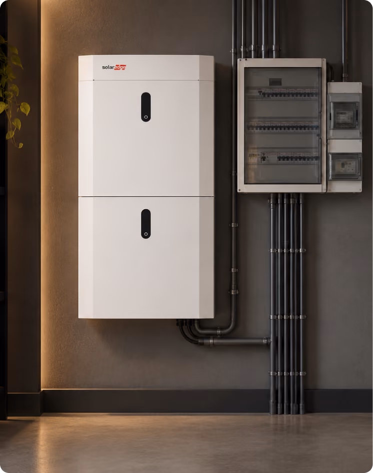 SolarEdge Home Battery met groepenkast en elektrische installatie in een moderne technische ruimte