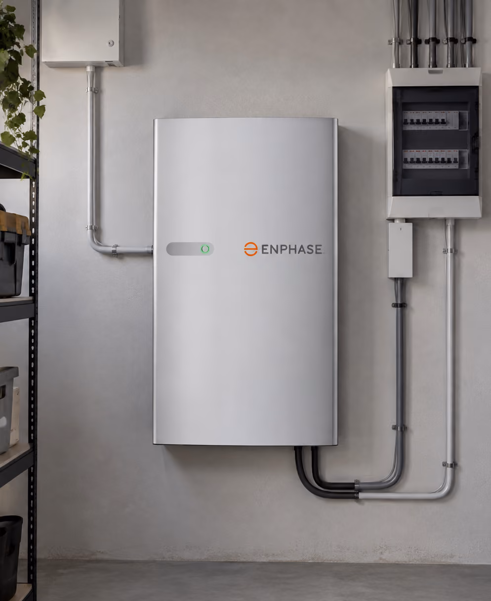 Enphase IQ Battery 5P aangesloten op de elektrische installatie en groepenkast