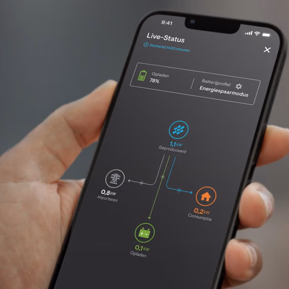 Enphase-app op smartphone met live energieverbruik, zonneproductie en batterijstatus