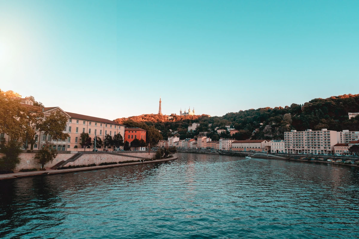 Le Rhône traversant Lyon dans la région Rhône-Alpes
