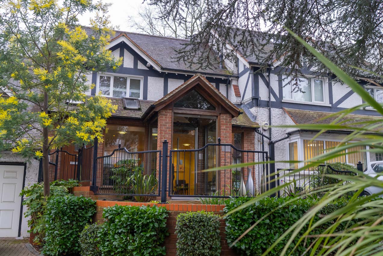 Patient contacting emergency dentist in Purley for same-day dental care, including evening and weekend appointments.