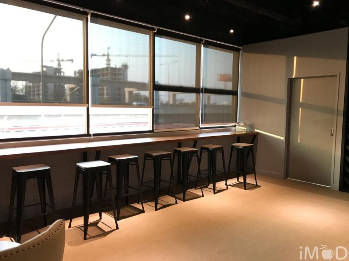 The Synergy of Human-AI Collaboration in Co-Working Environments