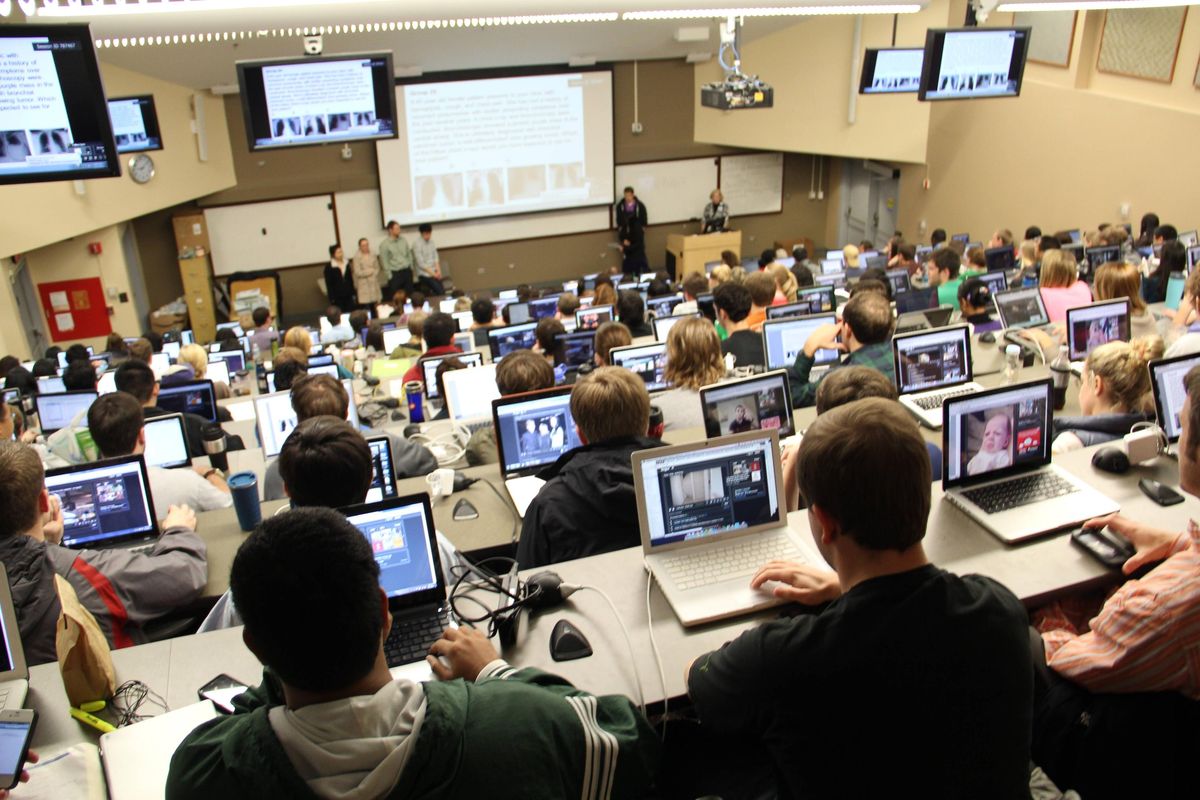Navigating the Digital Landscape: AI in Enhancing Online Learning Experiences