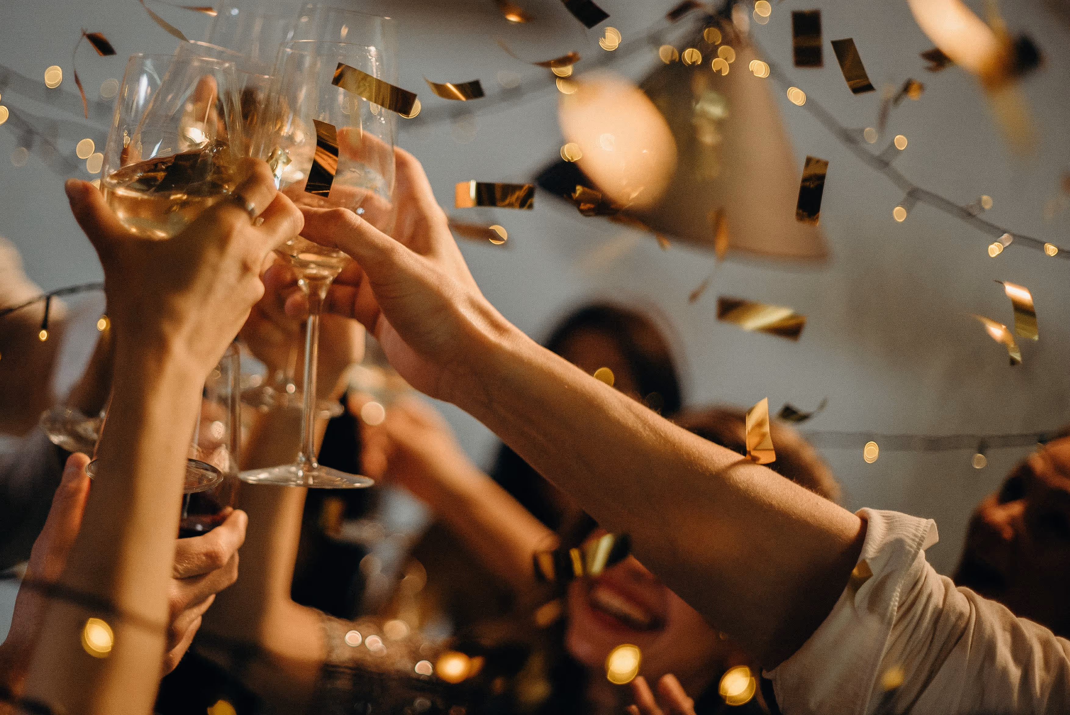 Födelsedagsfest med DJ i Stockholm där vänner skålar och firar