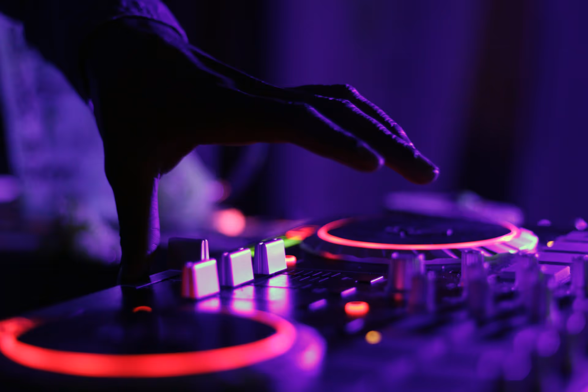 Gäster skålar med glas under fest med DJ från Event By Remaze