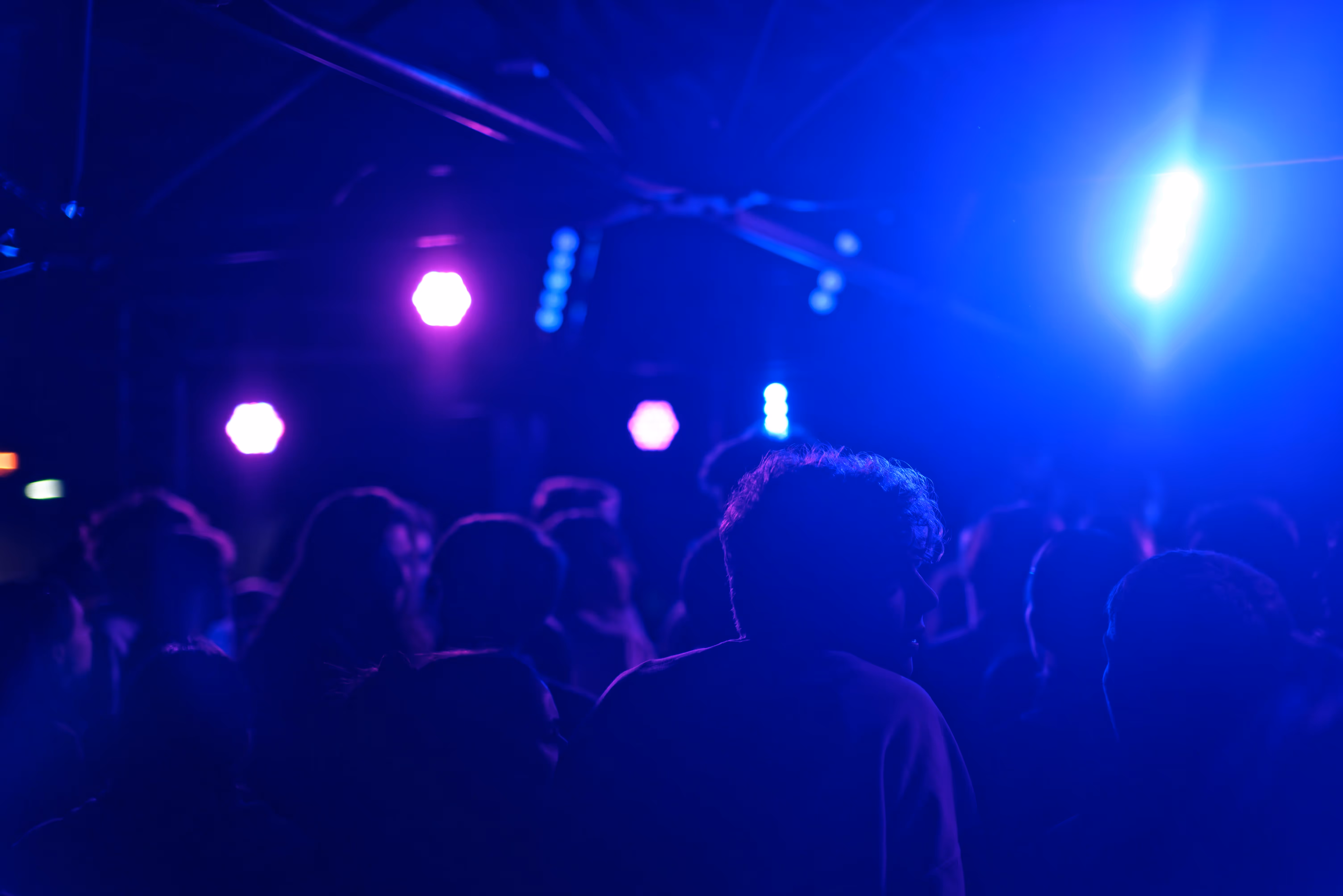 Dansgolv upplyst av professionell partybelysning som skapar energi och feststämning