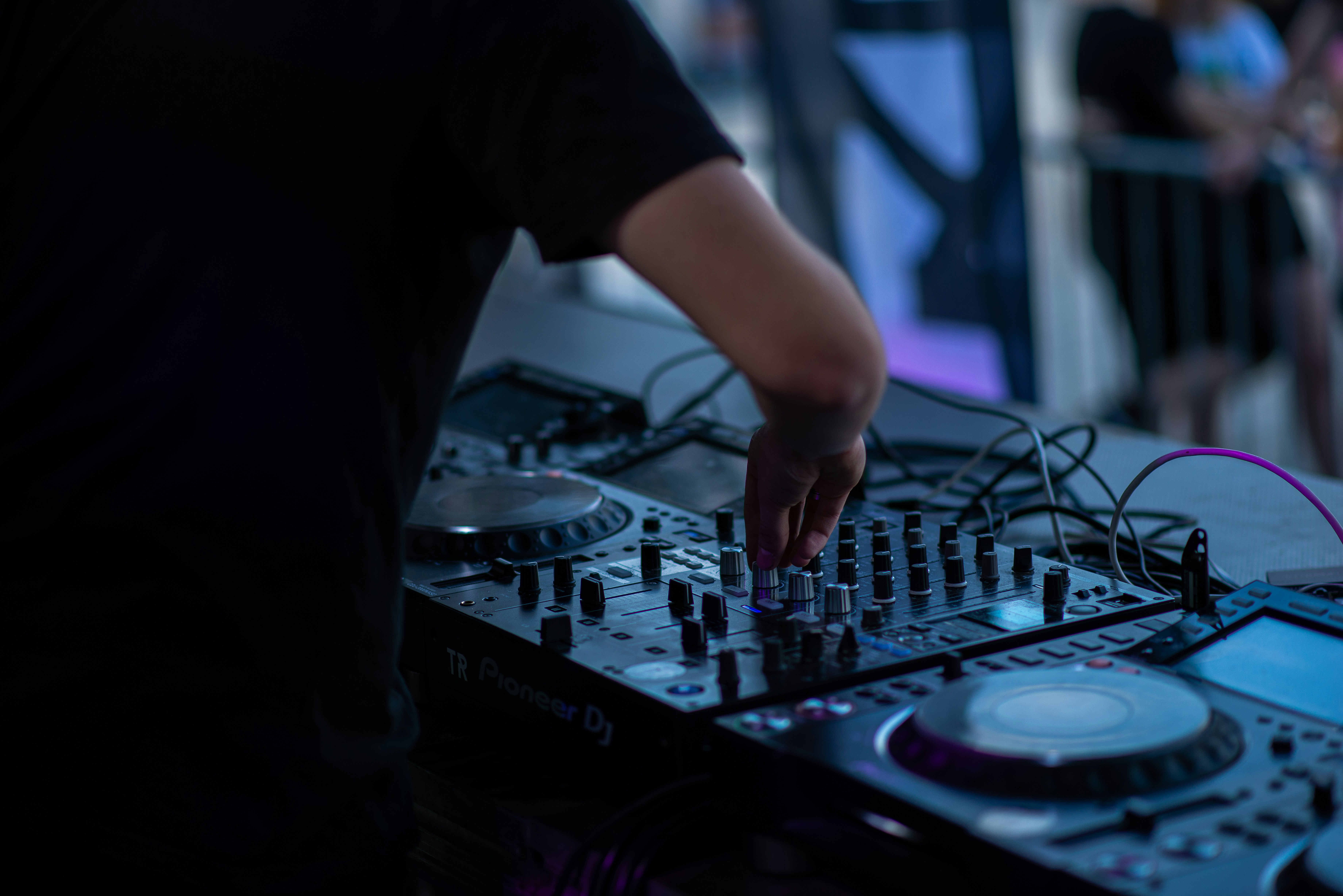 DJ som anpassar musiken till bröllop, företagsevent och privata fester