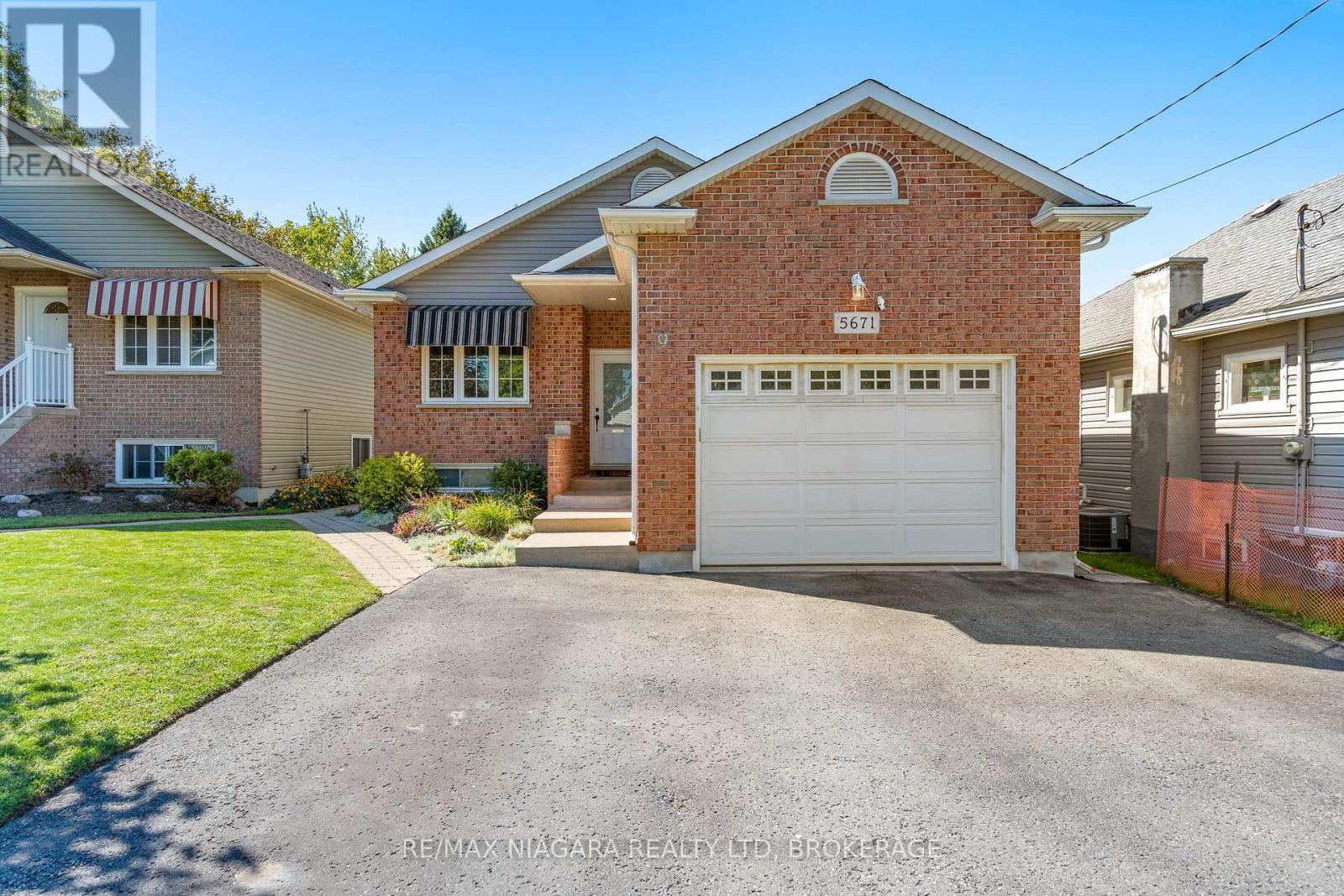 5671 Highland Avenue, Niagara Falls: Front exterior