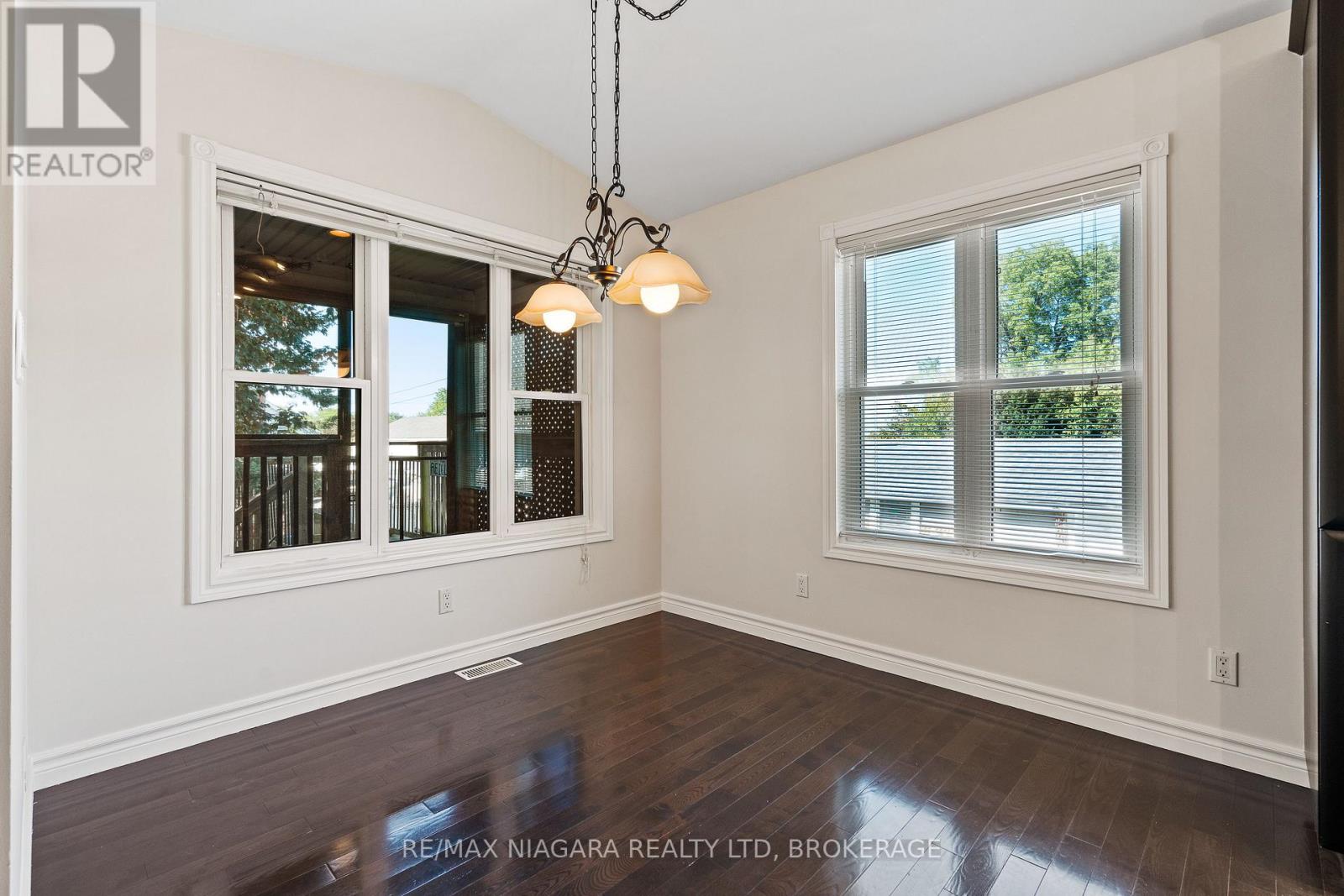 5671 Highland Avenue, Niagara Falls: Dining area