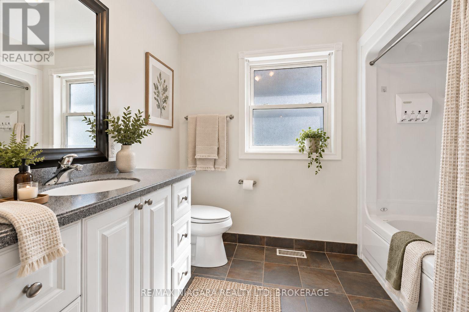 5671 Highland Avenue, Niagara Falls: Main floor 4-piece bathroom