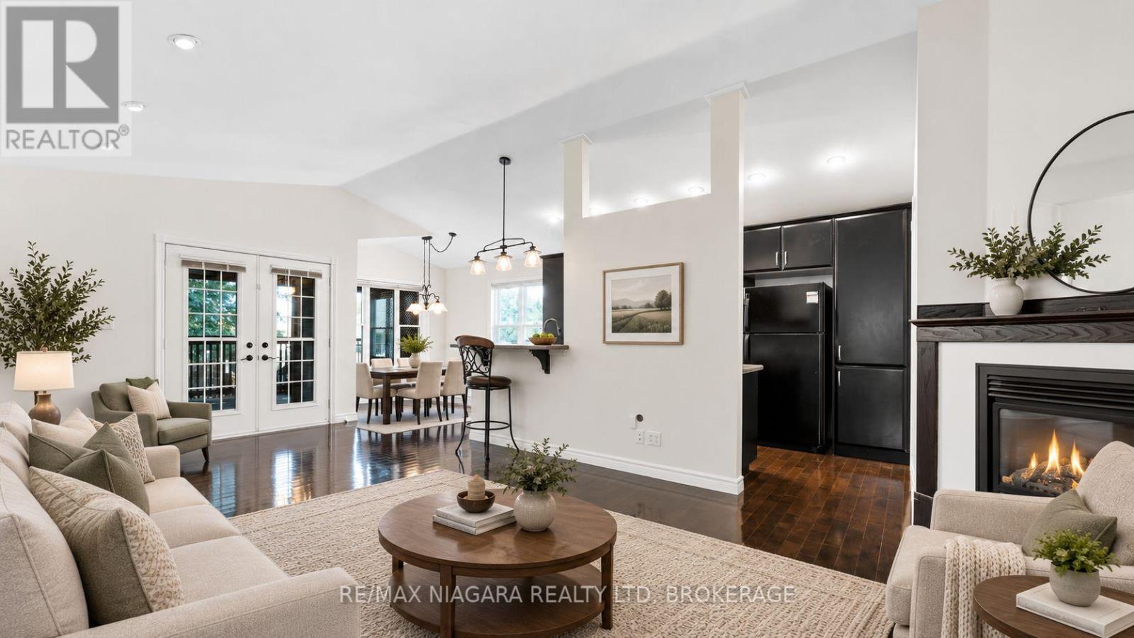 5671 Highland Avenue, Niagara Falls: Living room with gas fireplace