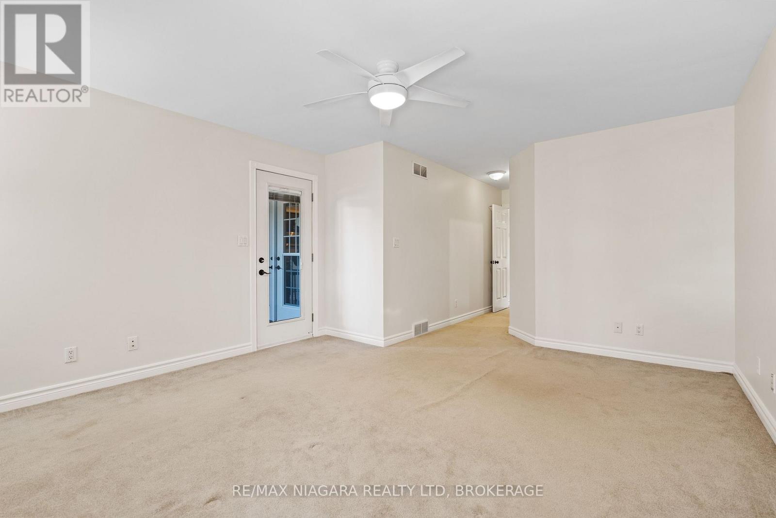 5671 Highland Avenue, Niagara Falls: Primary bedroom