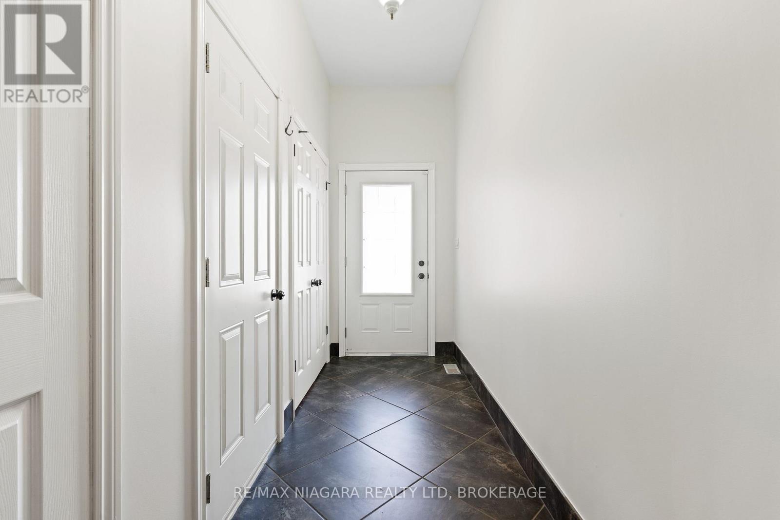 5671 Highland Avenue, Niagara Falls: Front entry hallway