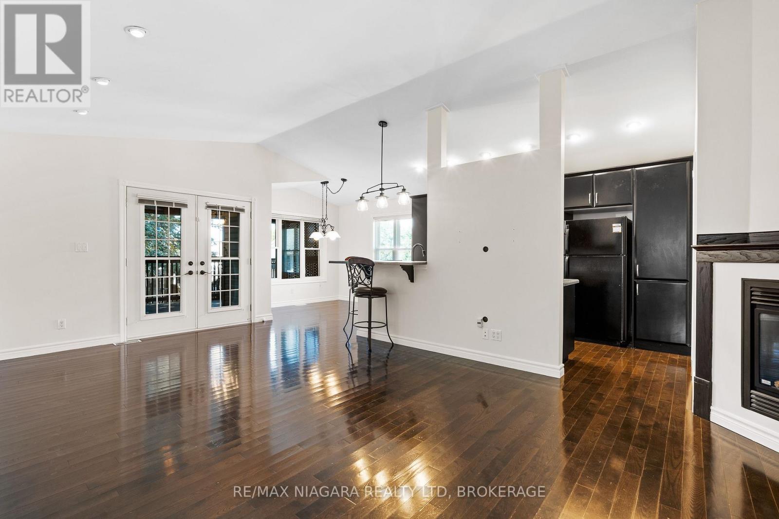 5671 Highland Avenue, Niagara Falls: Main floor living area
