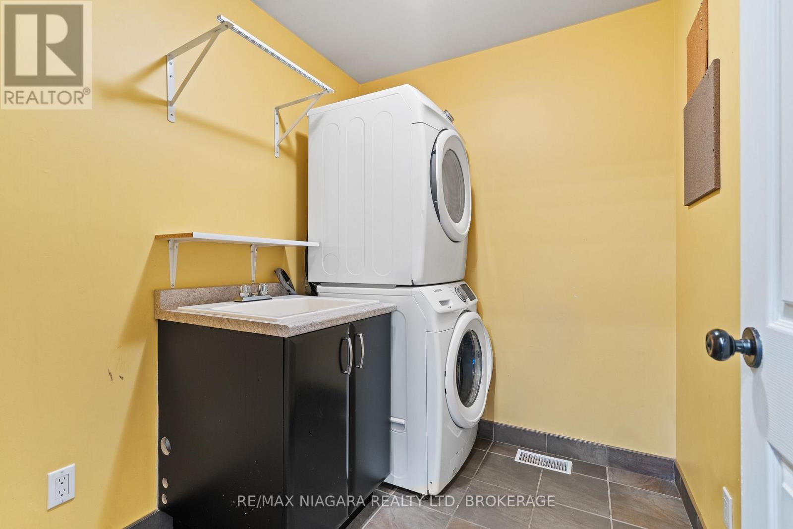 5671 Highland Avenue, Niagara Falls: Main floor laundry