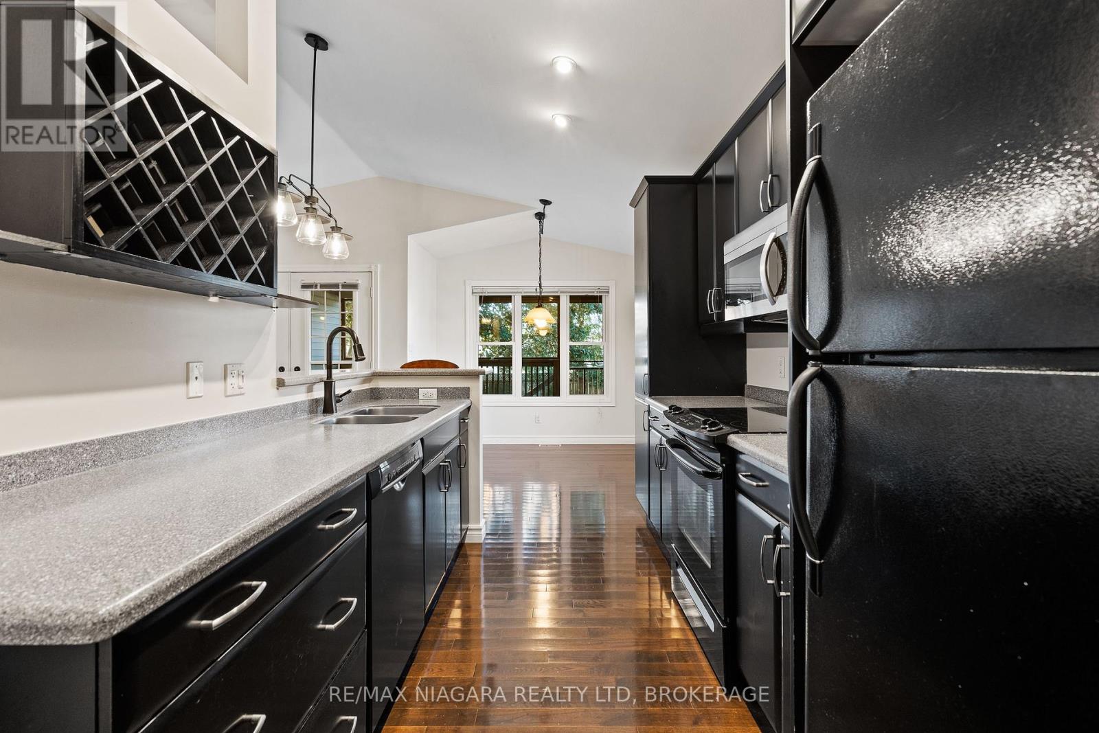5671 Highland Avenue, Niagara Falls: Kitchen