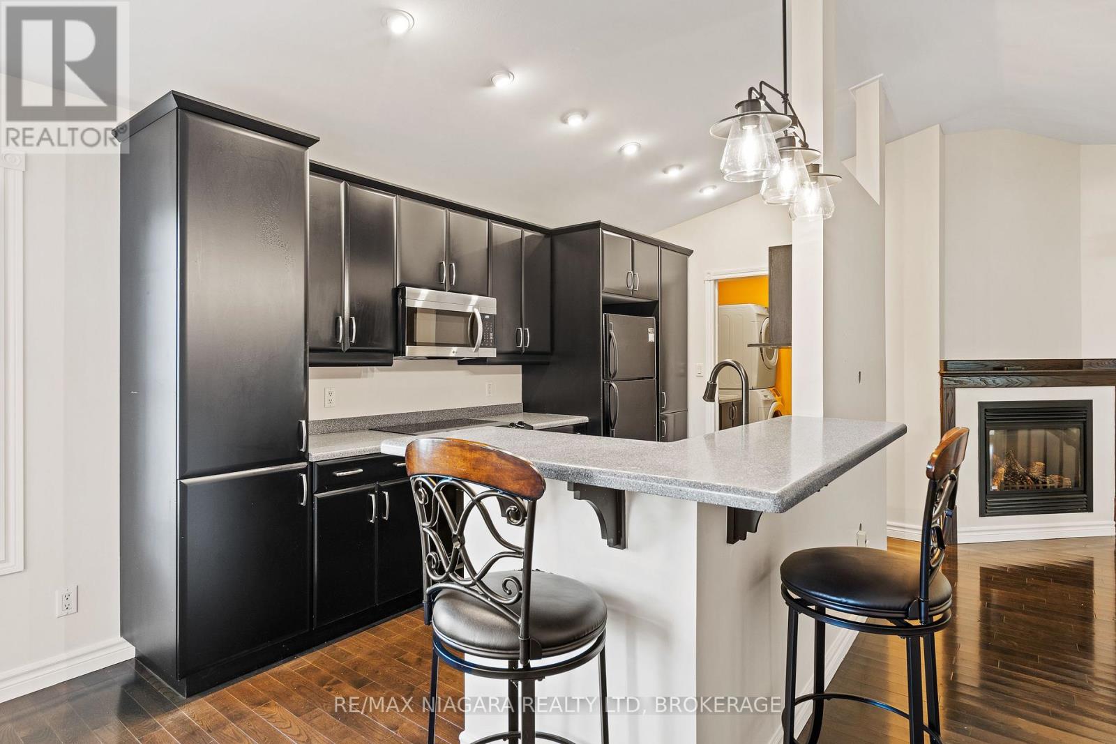 5671 Highland Avenue, Niagara Falls: Kitchen with breakfast bar