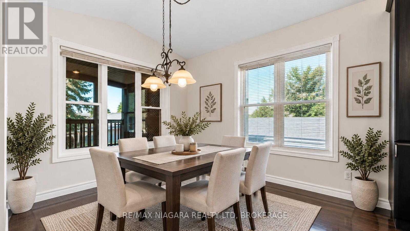 5671 Highland Avenue, Niagara Falls: Dining area