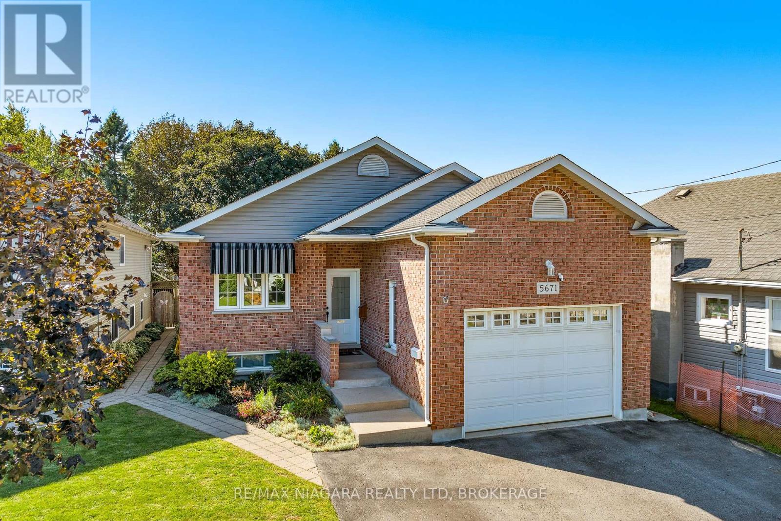 5671 Highland Avenue, Niagara Falls: Front exterior with attached garage
