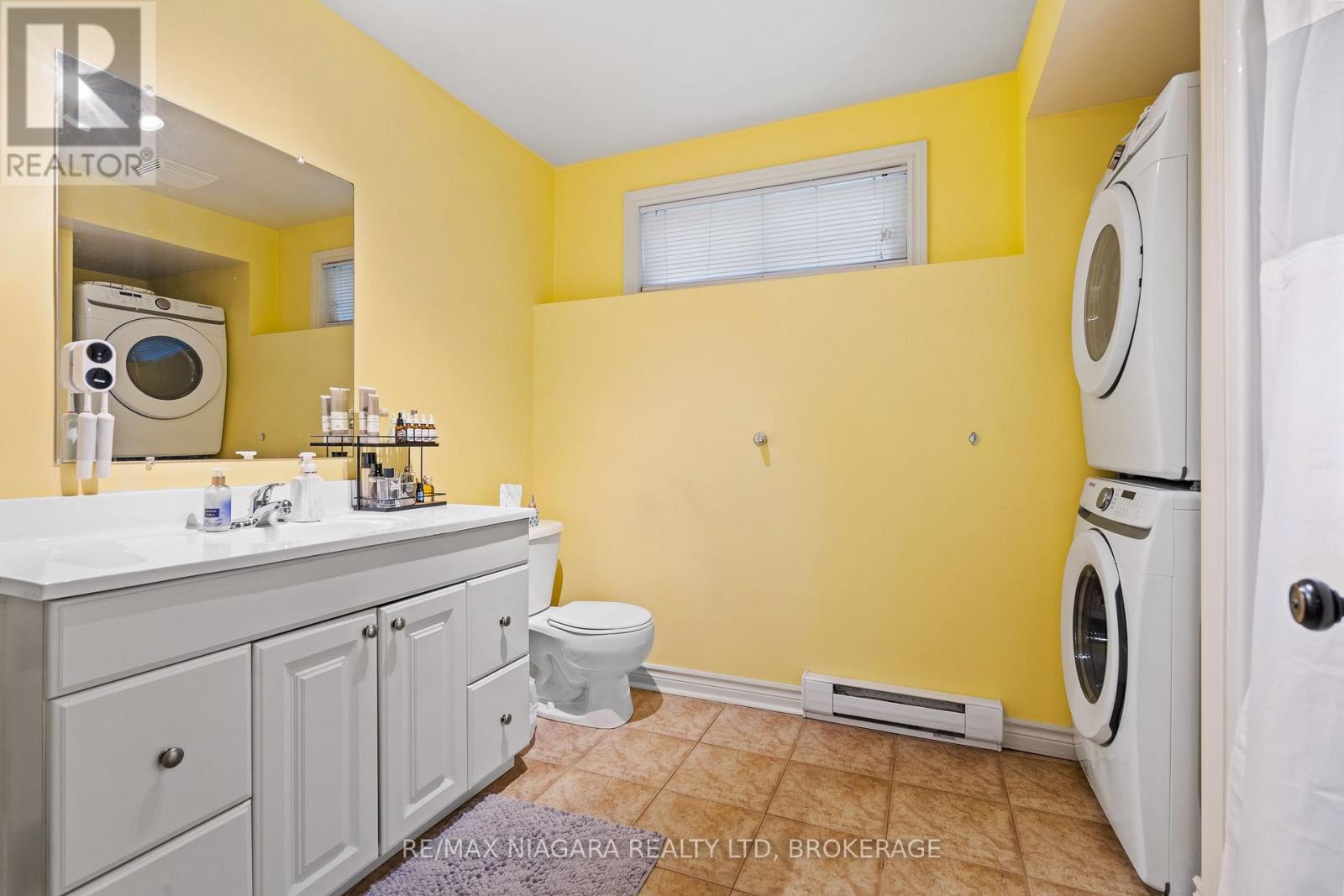 5671 Highland Avenue, Niagara Falls: Lower level bathroom and laundry